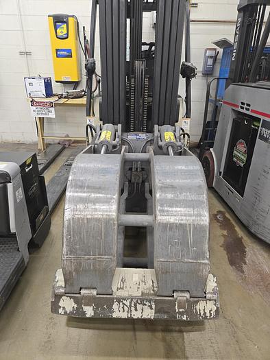 Used Crown Electric Clamp Forklift with Cascade clamp