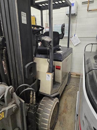 Used Crown Electric Clamp Forklift with Cascade clamp