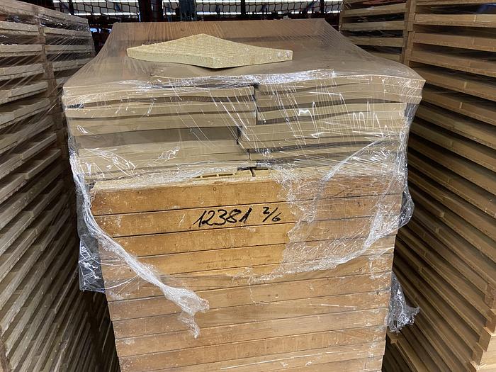 Gebraucht gebr. Gummi-Silikonformen auf Euro-Palette gestapelt, diverse Formen.