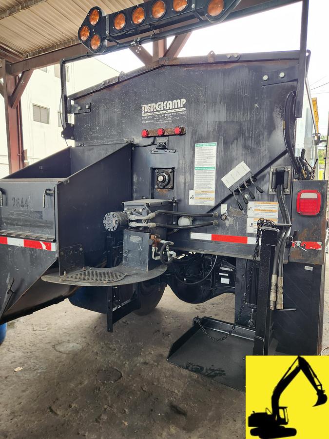 Used 2015 International Bergkamp FP5 asphalt Patcher truck
