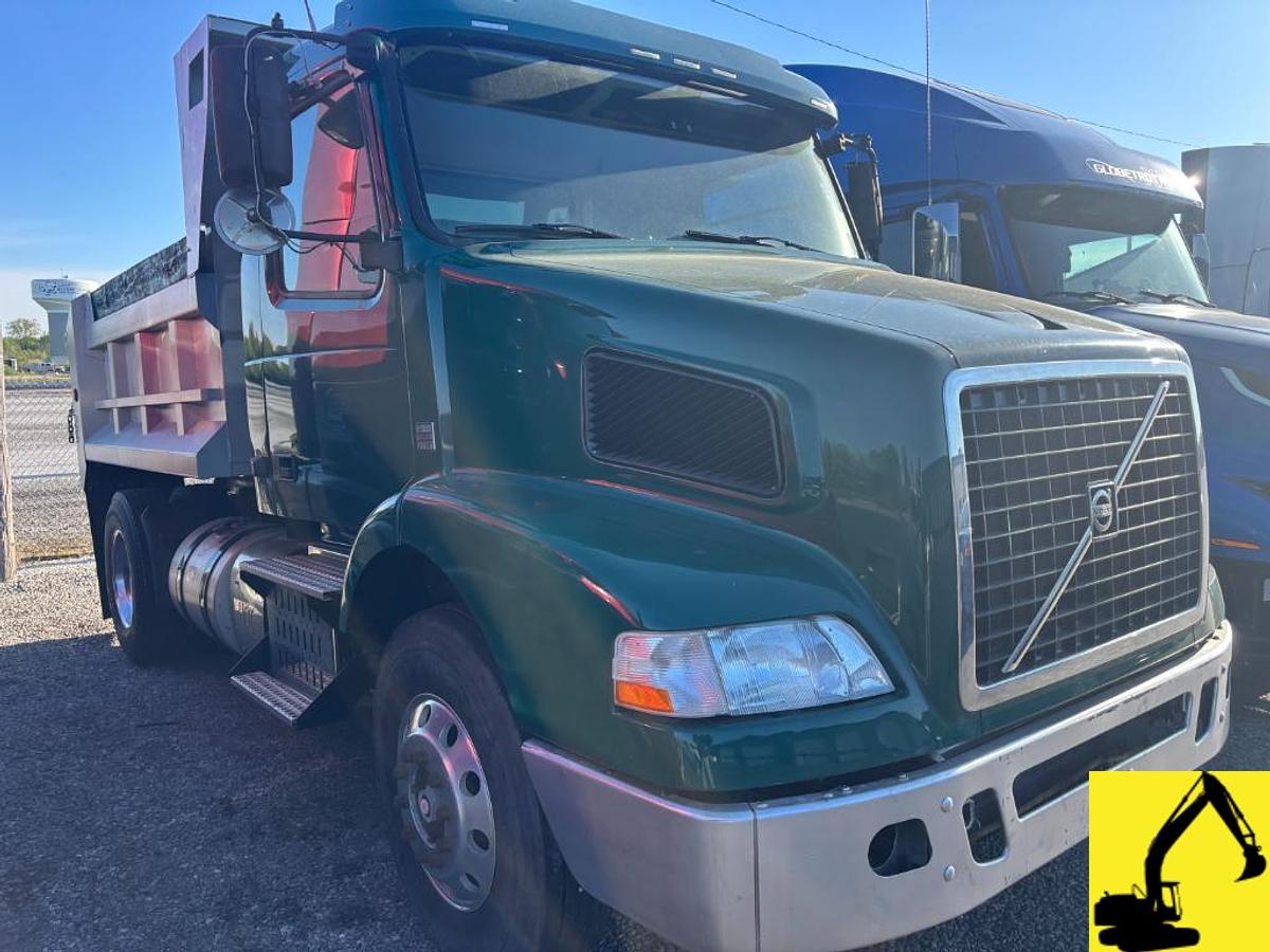 Used 2016 Volvo S/A Dump Truck