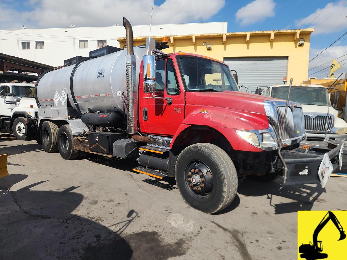 Used 2006 International Workstar Etnyre 3500gls asphalt distributor truck