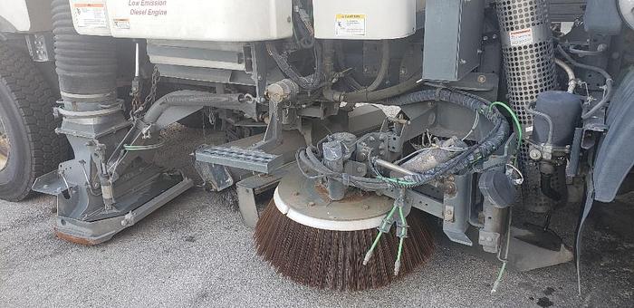 Used 2009 Nissan 3300 Sweeper Truck