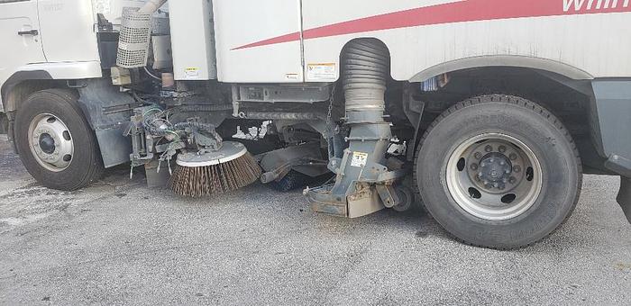 Used 2009 Nissan 3300 Sweeper Truck