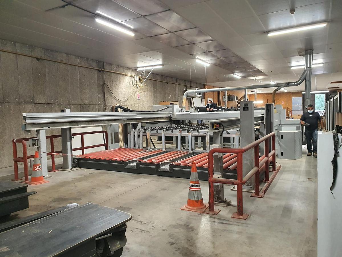 Used Seccionadora 4300mm HOLZMA HPL11/43/22 - carregador - incisor - motor  18,0hp - altura de corte: 125mm - ? pinças - 4 mesas ventiladas e CARREGADOR