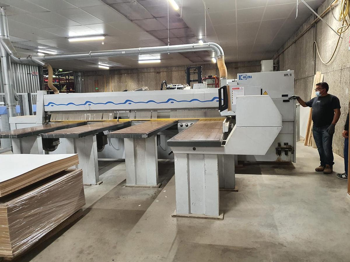 Used Seccionadora 4300mm HOLZMA HPL11/43/22 - carregador - incisor - motor  18,0hp - altura de corte: 125mm - ? pinças - 4 mesas ventiladas e CARREGADOR
