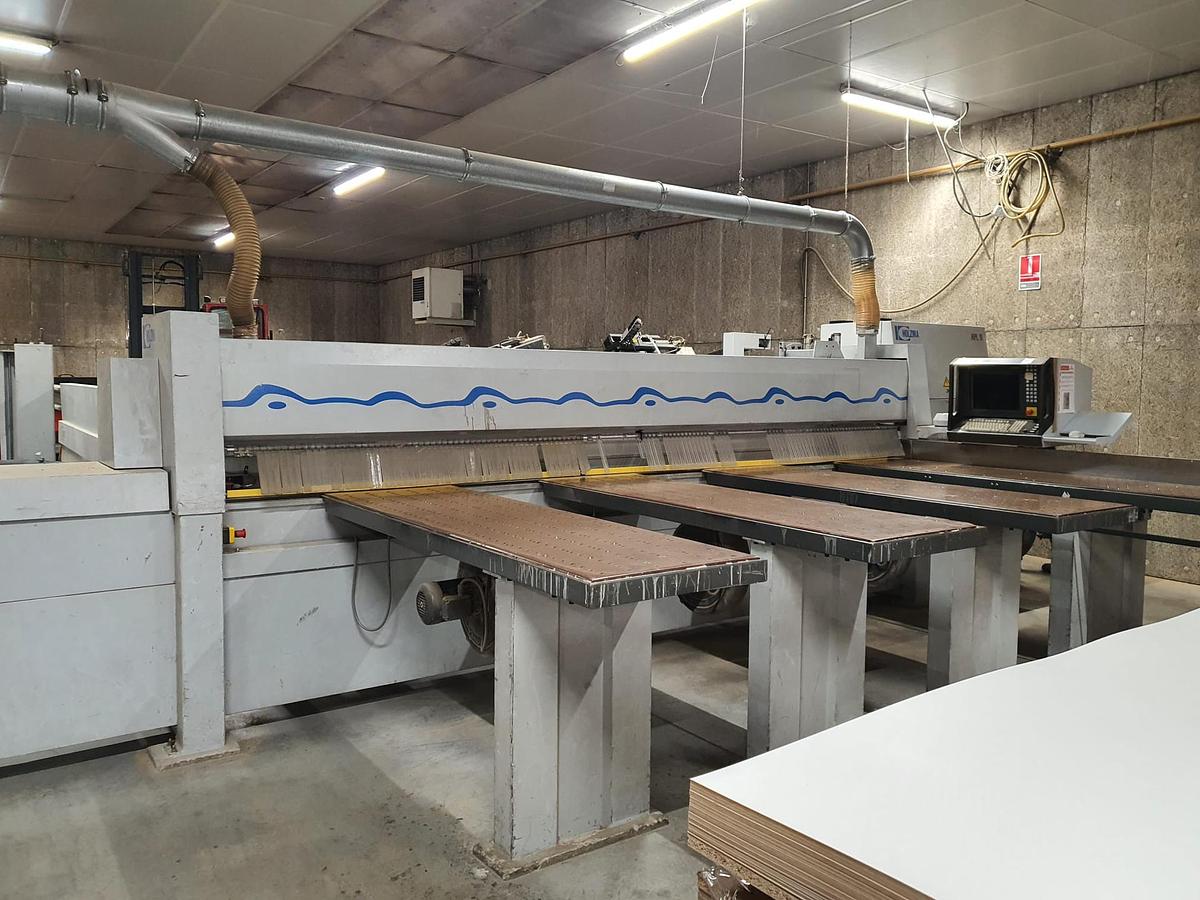 Used Seccionadora 4300mm HOLZMA HPL11/43/22 - carregador - incisor - motor  18,0hp - altura de corte: 125mm - ? pinças - 4 mesas ventiladas e CARREGADOR
