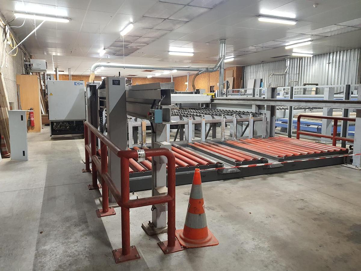 Used Seccionadora 4300mm HOLZMA HPL11/43/22 - carregador - incisor - motor  18,0hp - altura de corte: 125mm - ? pinças - 4 mesas ventiladas e CARREGADOR