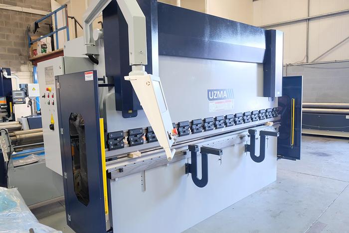 UZMA B Series synchro CNC press brakes b model 3 Axis CNC control
