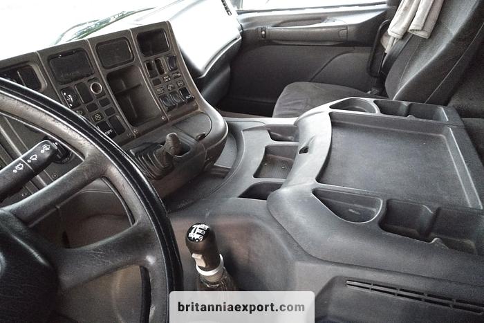 Used 2000 SCANIA P114 L 340 CP19 manual tractor unit.