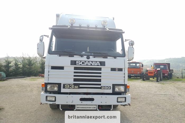 Used 1994 SCANIA P 93M 280 19 ton isothermic box lorry.