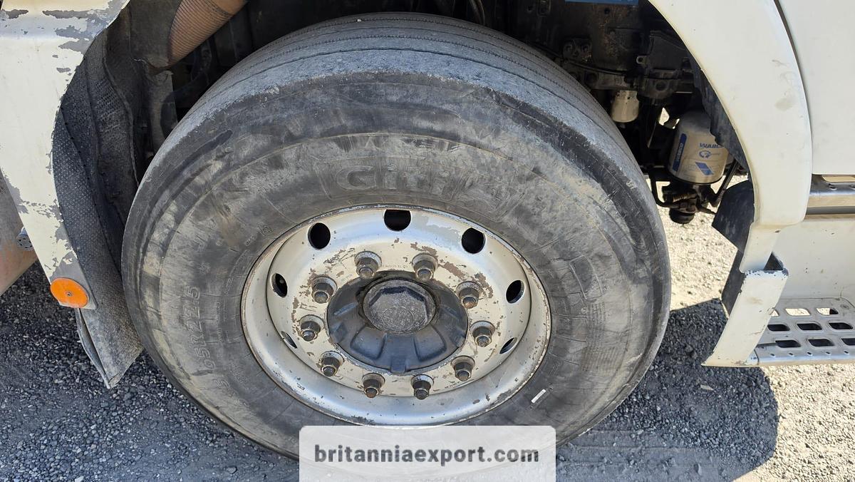 Used 2001 VOLVO FH12 420 Manual Tractor Unit with Hydraulics Air Con