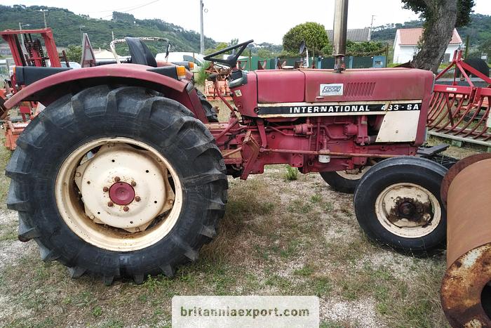 Used 1980 International 433 SA 2.5 diesel 4X2 farm tractor