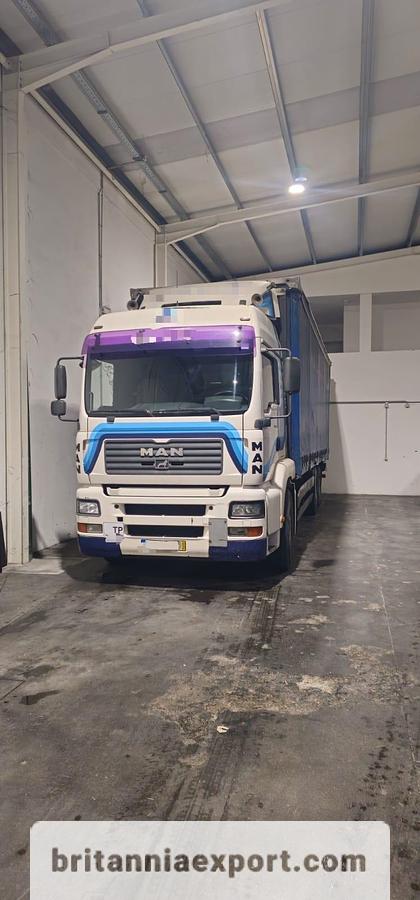 Used 2002 MAN TGA 26.360 6x2 Curtainsider Truck with Tail Lift