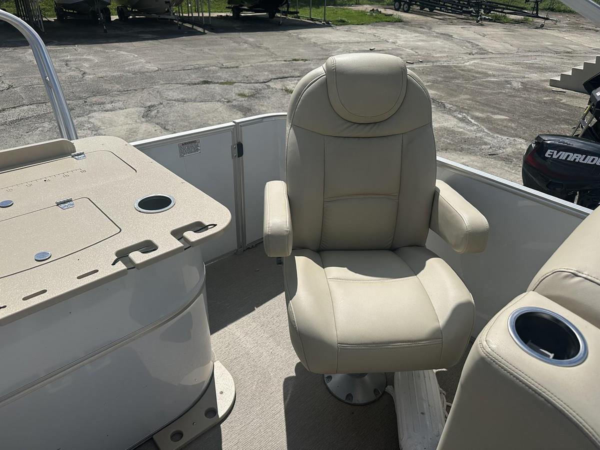 Used 2019 SYLVAN 8522 PARTY FISH