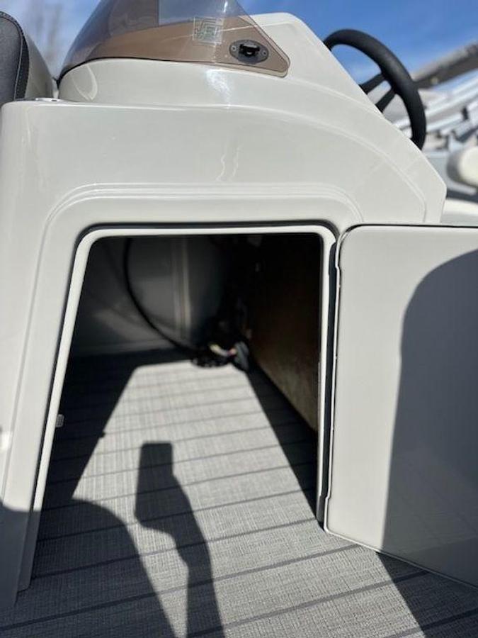 2025 Sylvan 820 Cruise