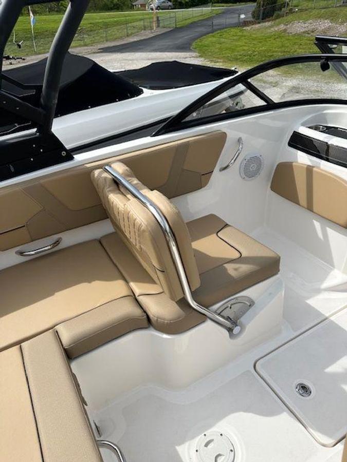 2025 Bayliner VR5 Bowrider