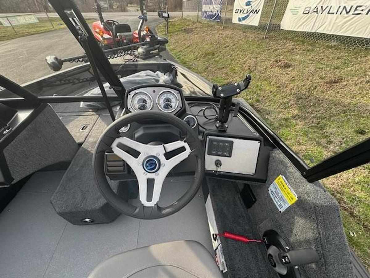 2026 Smoker Craft Excursion 17 DC