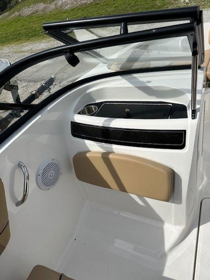 2025 Bayliner VR5 Bowrider