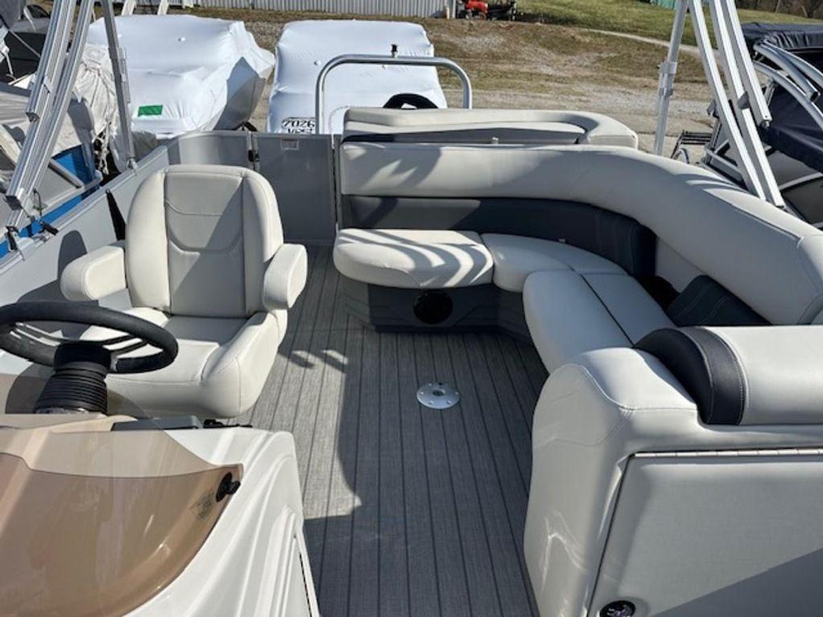 2025 Sylvan 820 Cruise