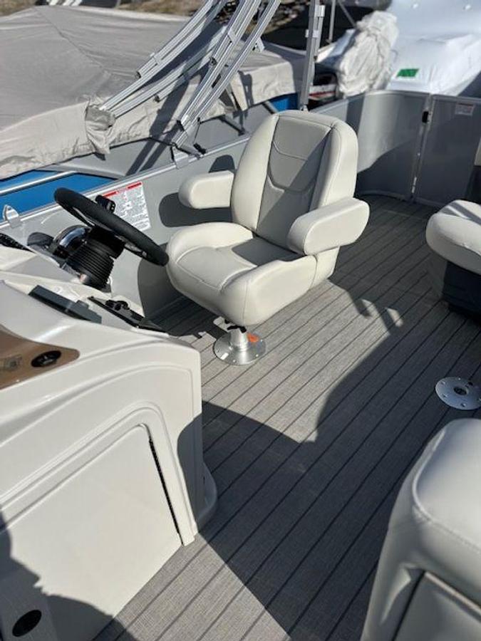 2025 Sylvan 820 Cruise