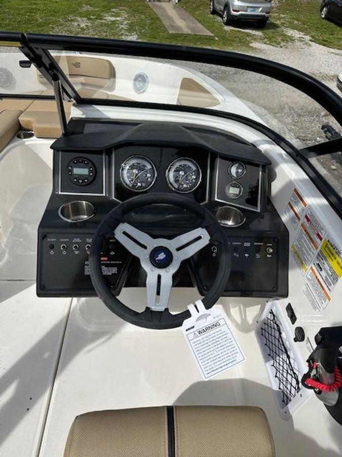 2025 Bayliner VR5 Bowrider
