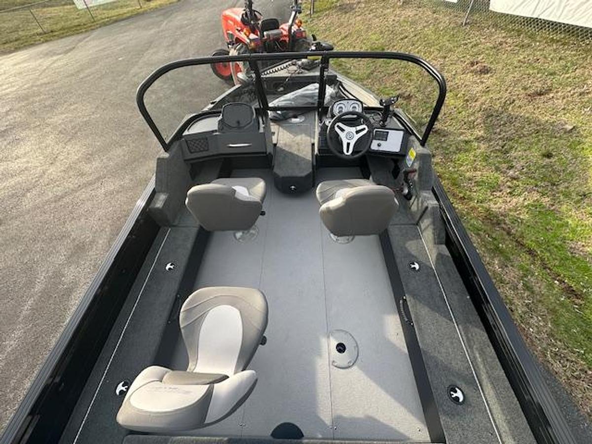 2026 Smoker Craft Excursion 17 DC