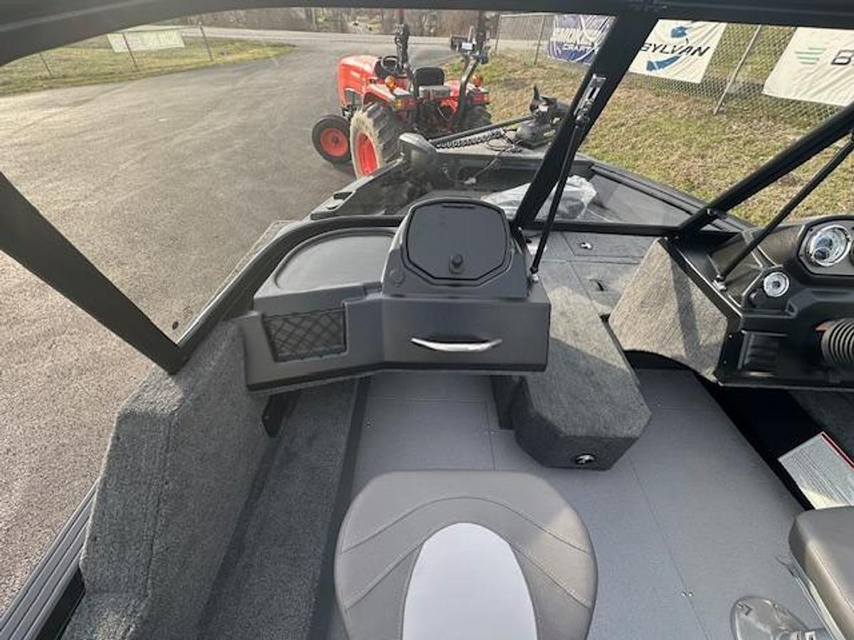 2026 Smoker Craft Excursion 17 DC