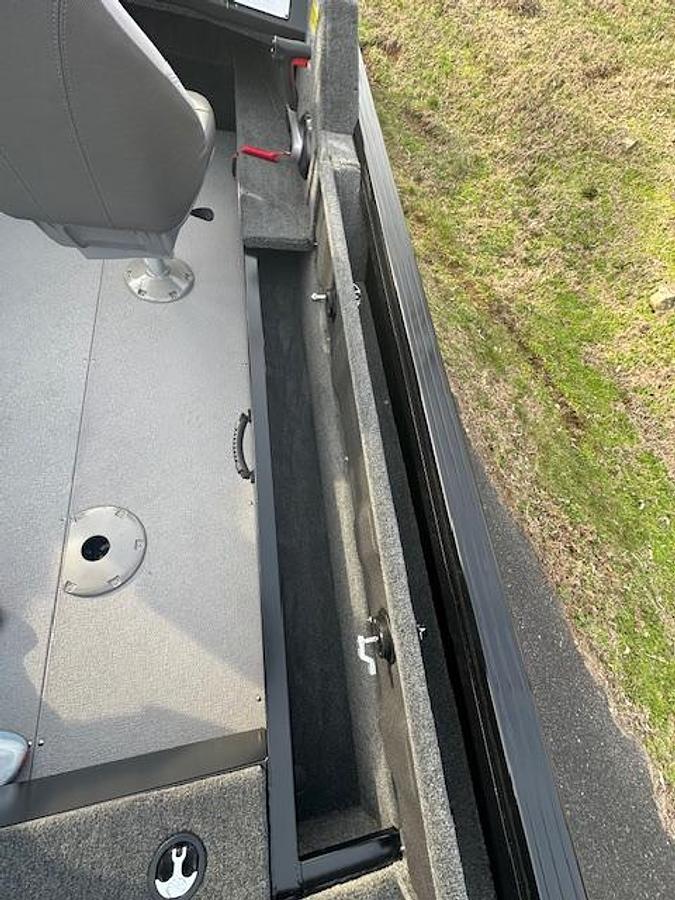 2026 Smoker Craft Excursion 17 DC