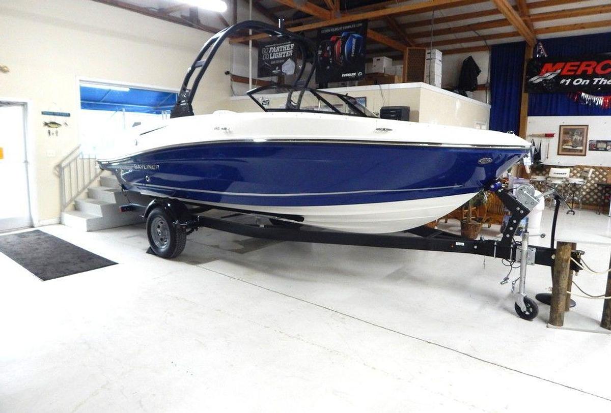 2025 Bayliner VR5 Bowrider