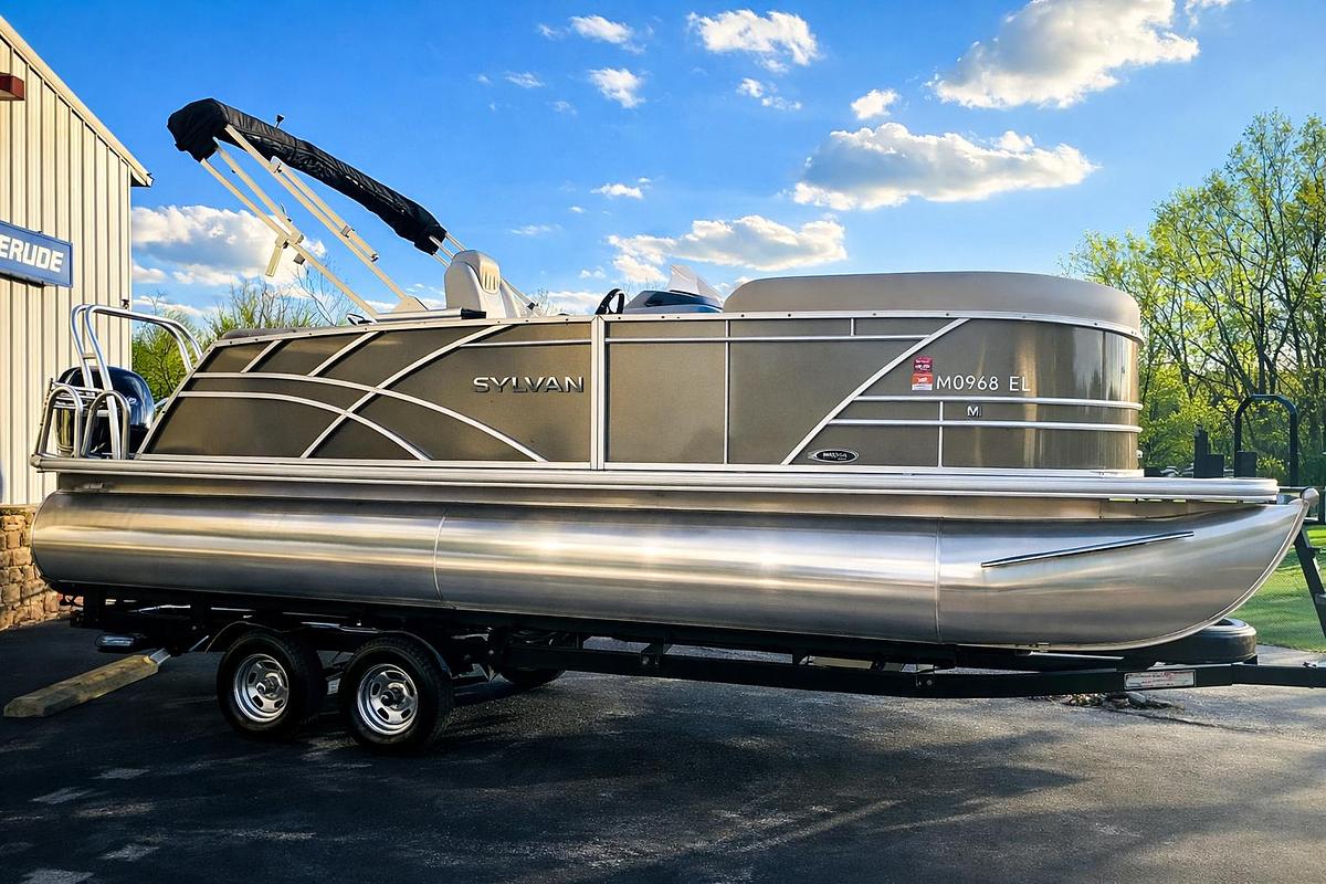 Used 2022 Sylvan 8522 CLZ