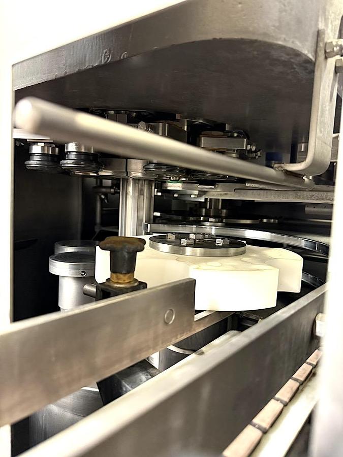 Used used Krones 32 Valve Can Filler / Ferrum 5 Head Seamer