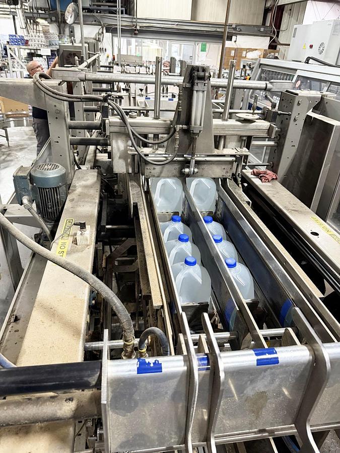 Used Hartness Model 2800 Automatic Servo Case Packer with Laner