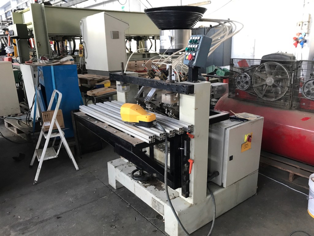 Used 1997 Inseritrice e incollatrice di perni, automatica