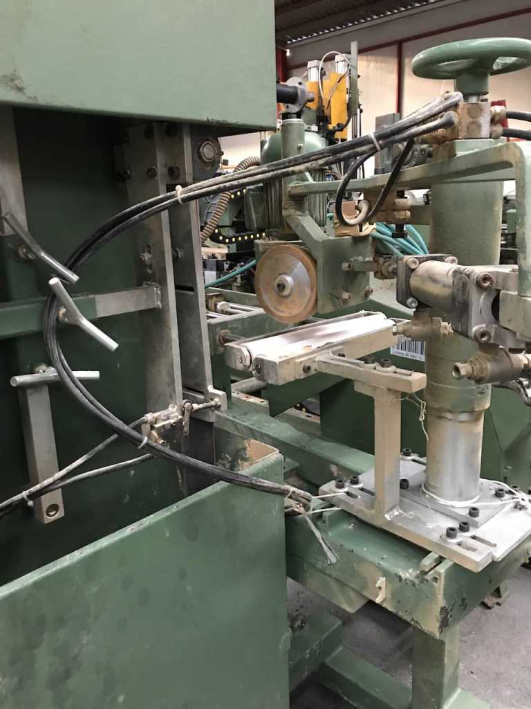 Used Levigatrice verticale per teste di gambe di sedia tonde