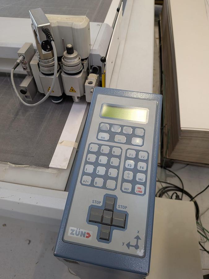 Usato tavolo da taglio Zund