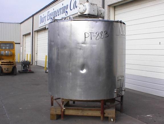 Usado 1000 GALLON MIX TANK WITH AGITATOR