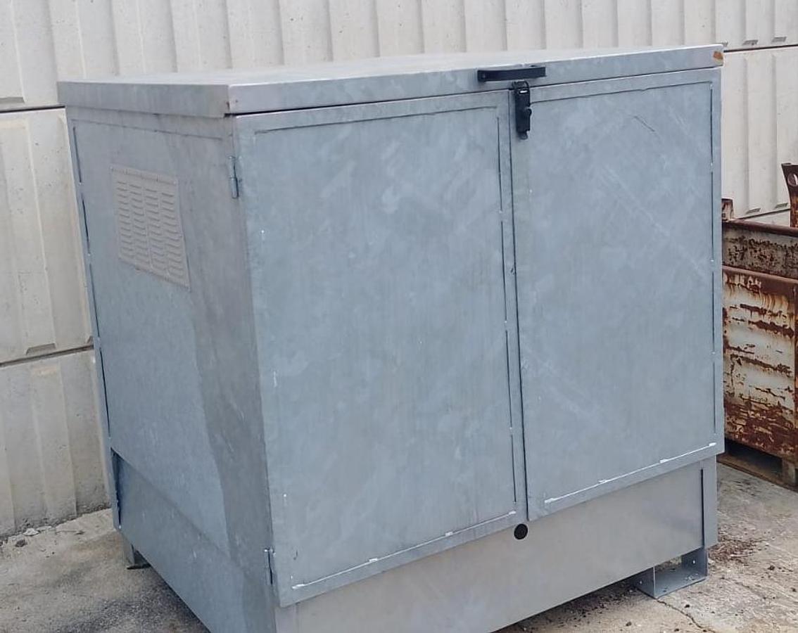 Usato Armadio per quattro fusti dotato di griglia interna 