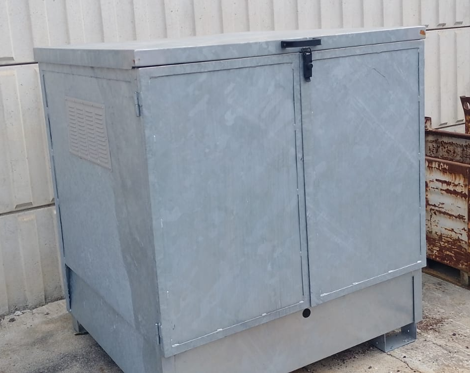 Usato Armadio per quattro fusti dotato di griglia interna 