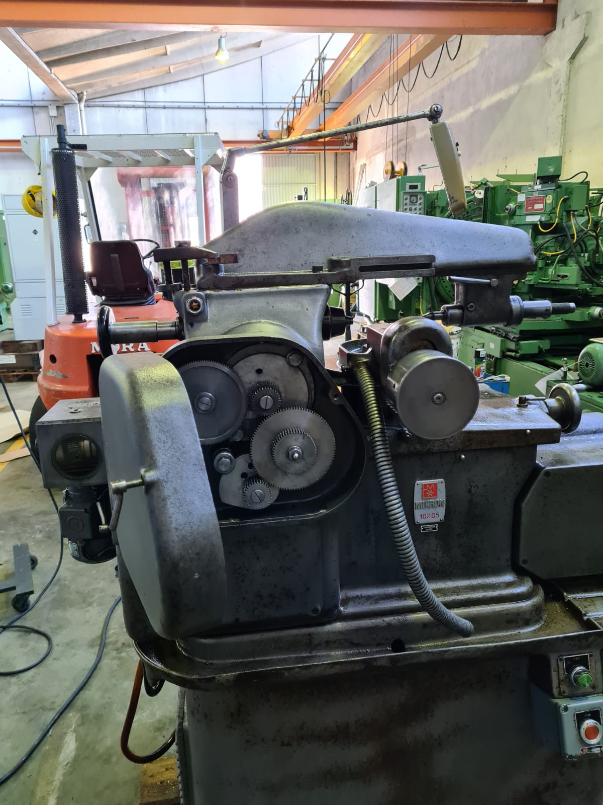 Usato Dentatrice a creatore verticale MIKRON 102.05 MPS