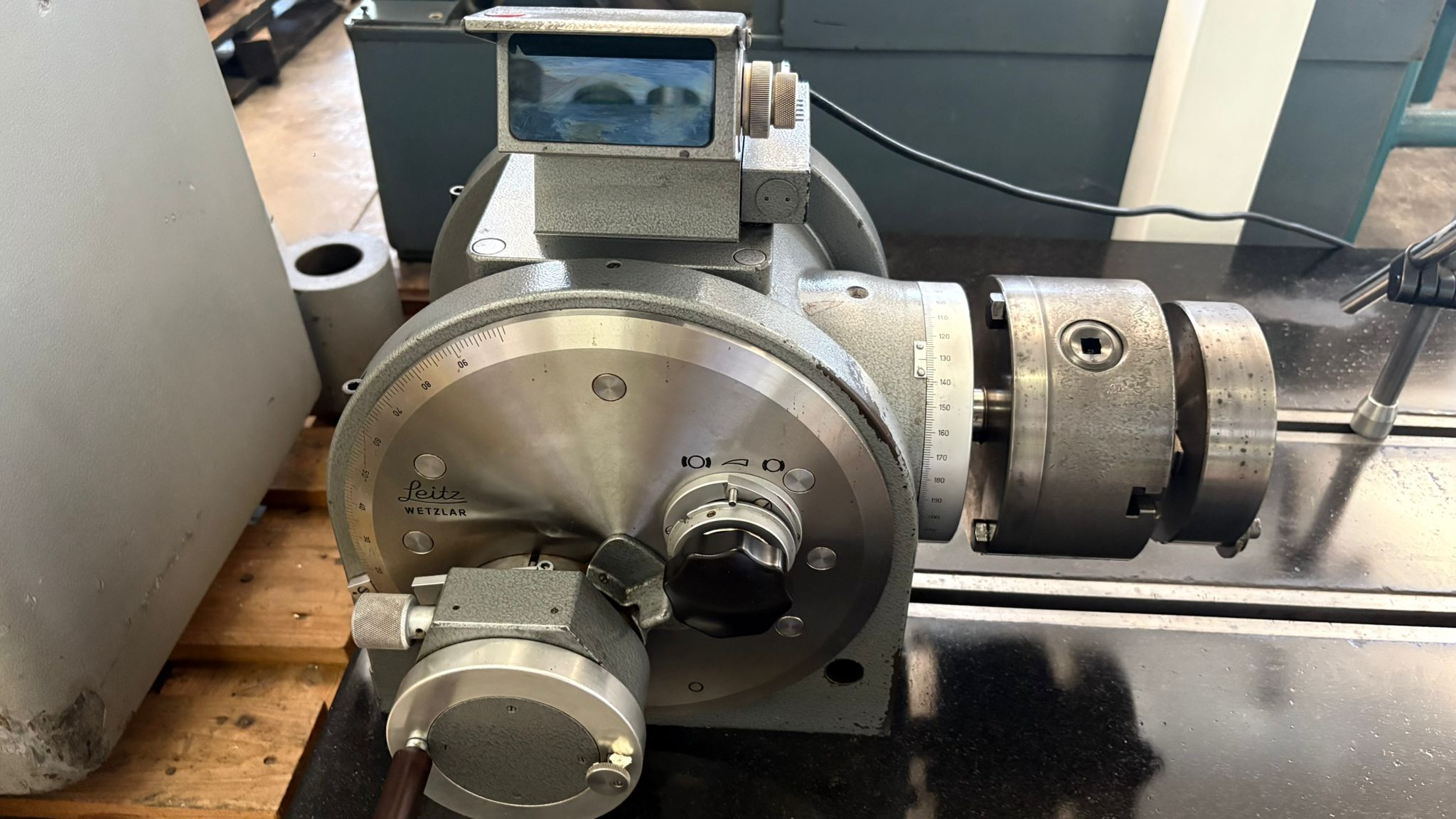 Usato Divisore ottico Leitz con contropunta su piano di granito