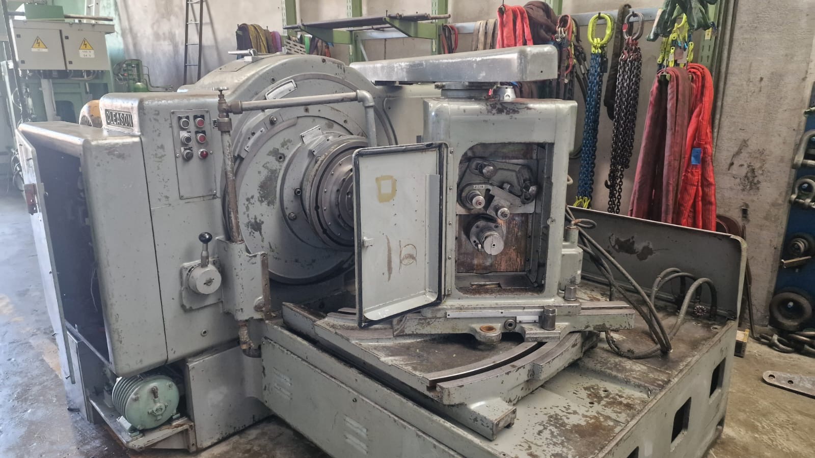 Usato Dentatrice per ingranaggi conici spiral GLEASON 116