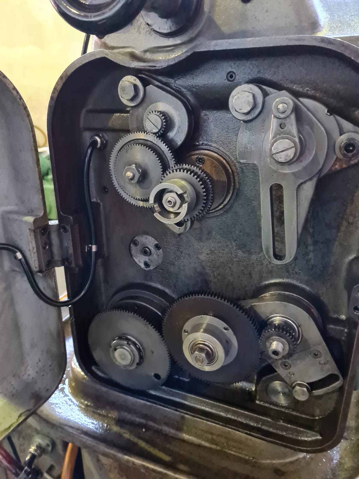 Usato Dentatrice a creatore verticale MIKRON 102.05 MPS