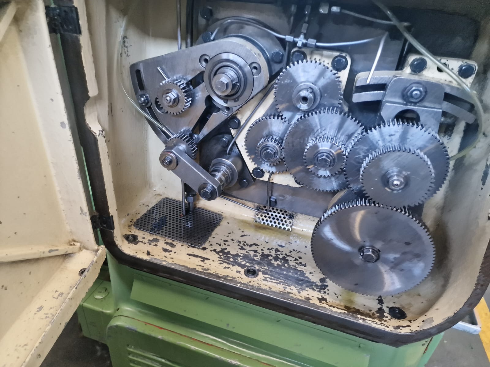 Usato Dentatrice a creatore PFAUTER P 251 HM