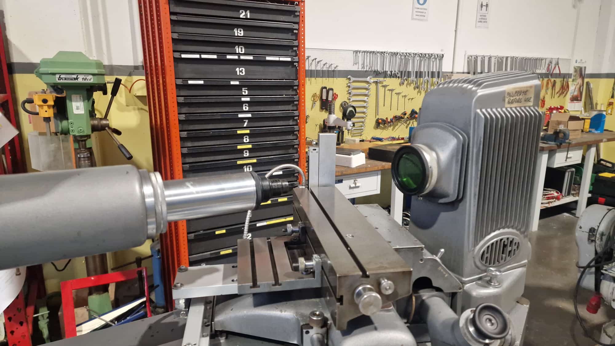 Usato Proiettore universale inclinabile HILGER