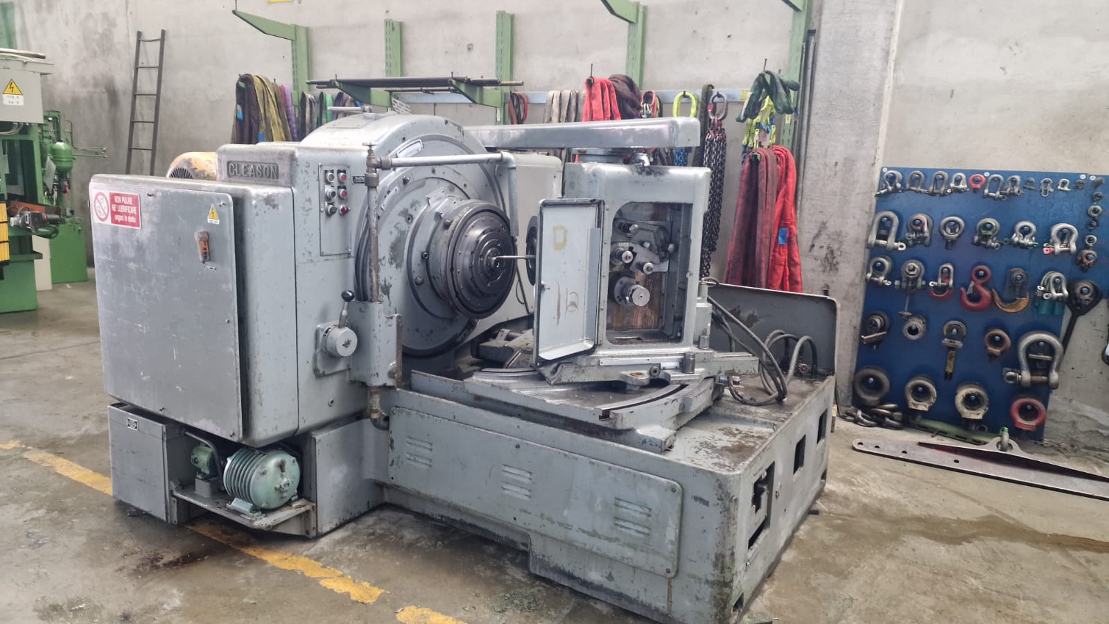 Usato Dentatrice per ingranaggi conici spiral GLEASON 116