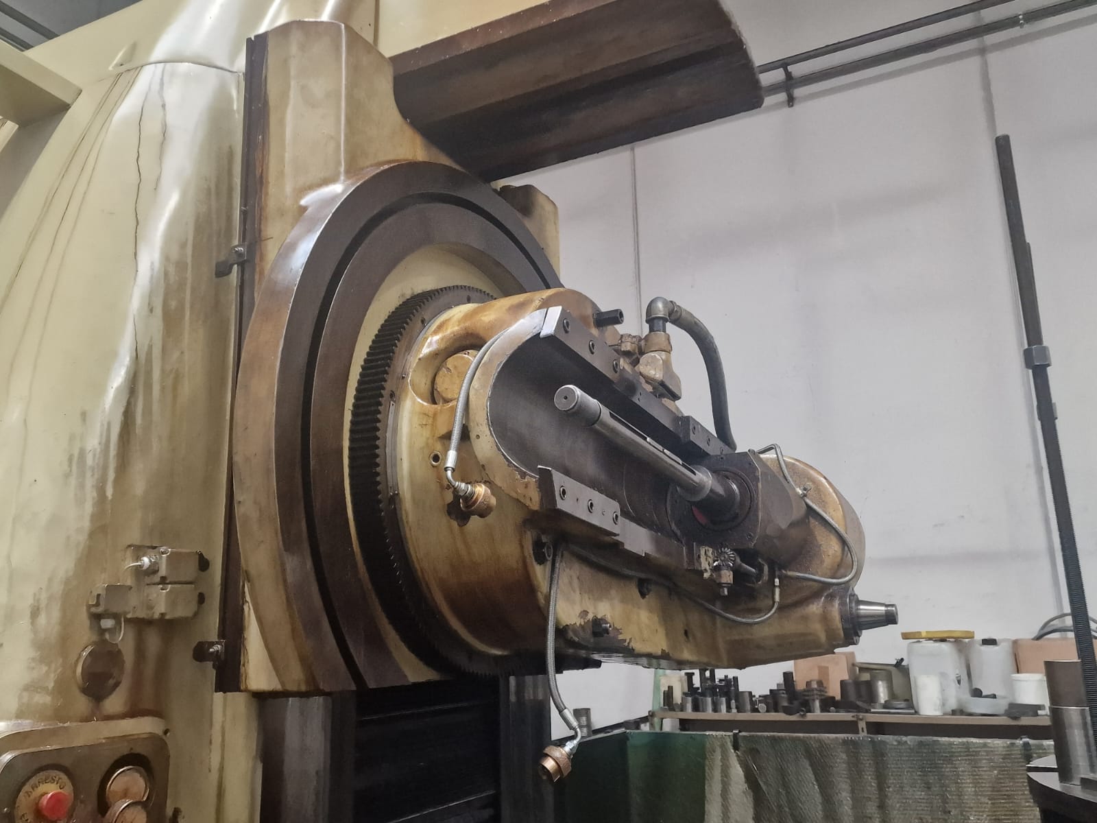 Usato Dentatrice a creatore LIEBHERR L 2200 - disponibile da Giugno 2024