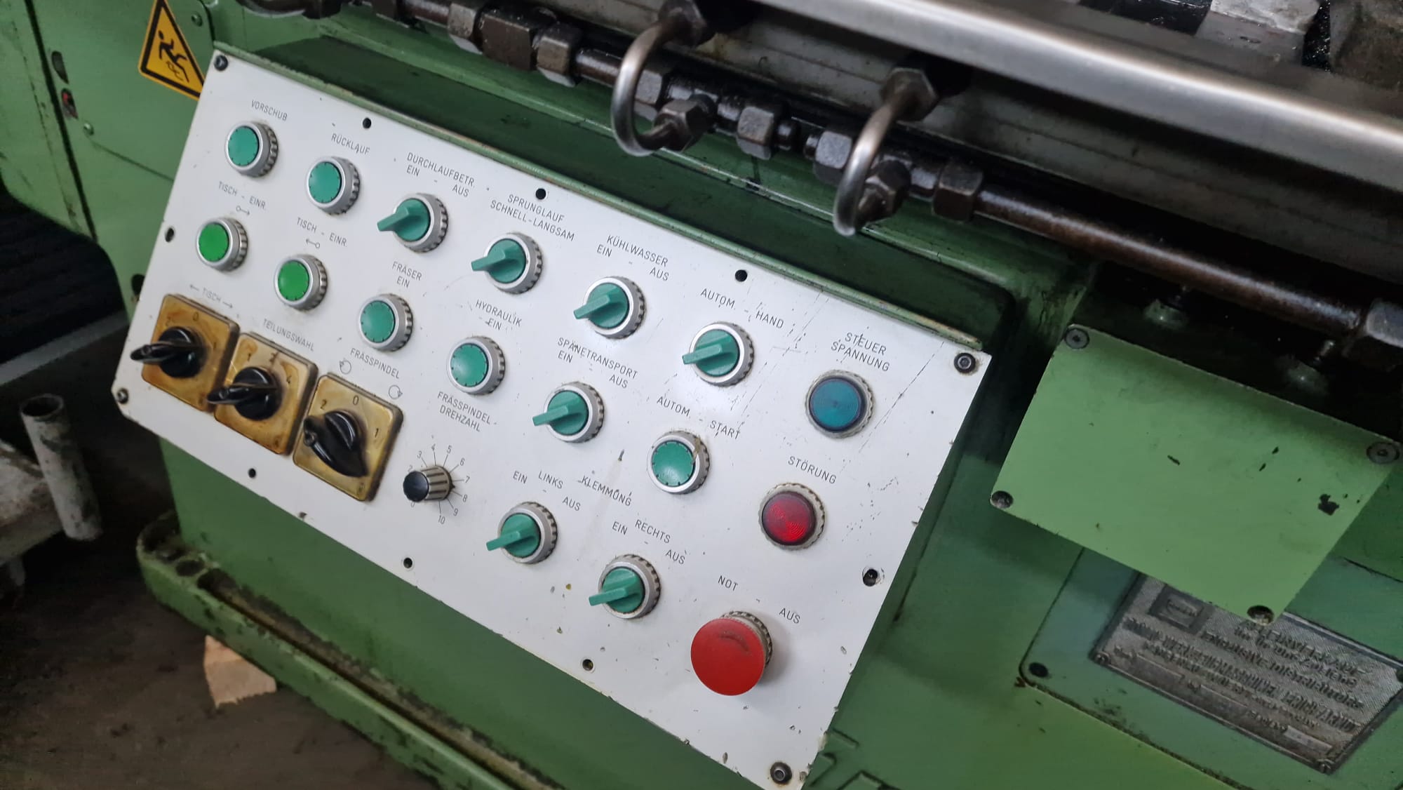 Usato Fresatrice per cremagliere DONAU KNAPP UZFM 300H