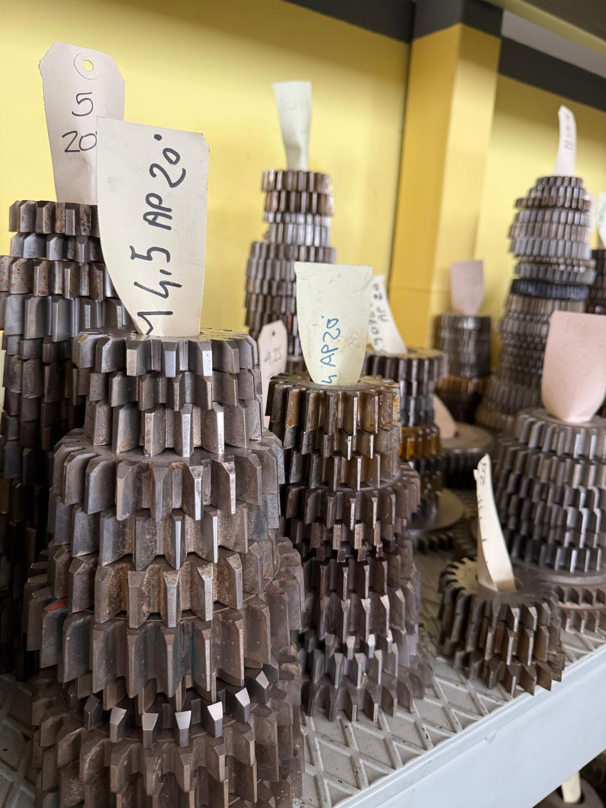 Usato COLTELLI DI VARI MODULI E ANGOLI DI PRESSIONE