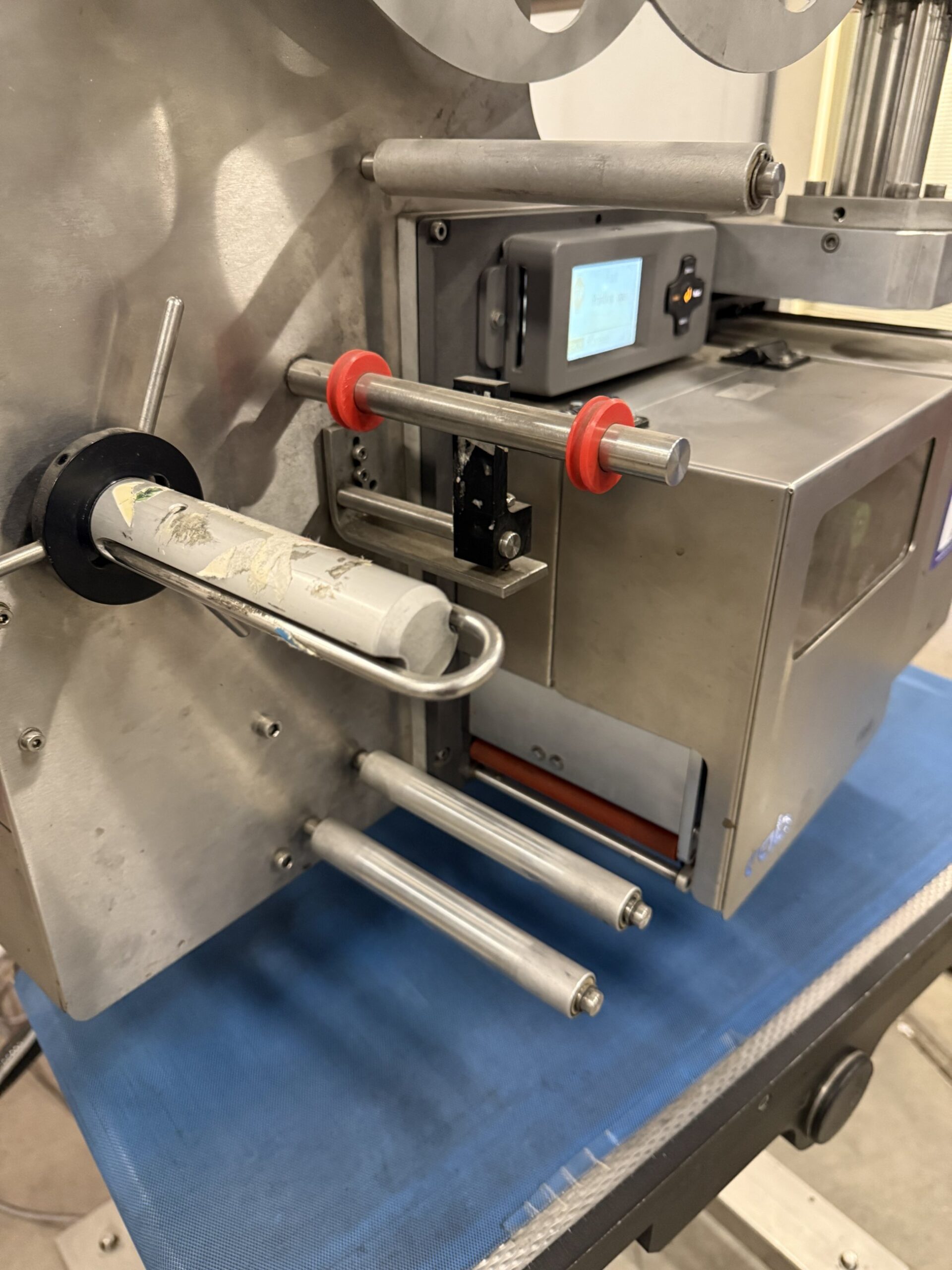 Used 2014 VWS LPX Blow 4/300R bottom labeller (print and apply)
